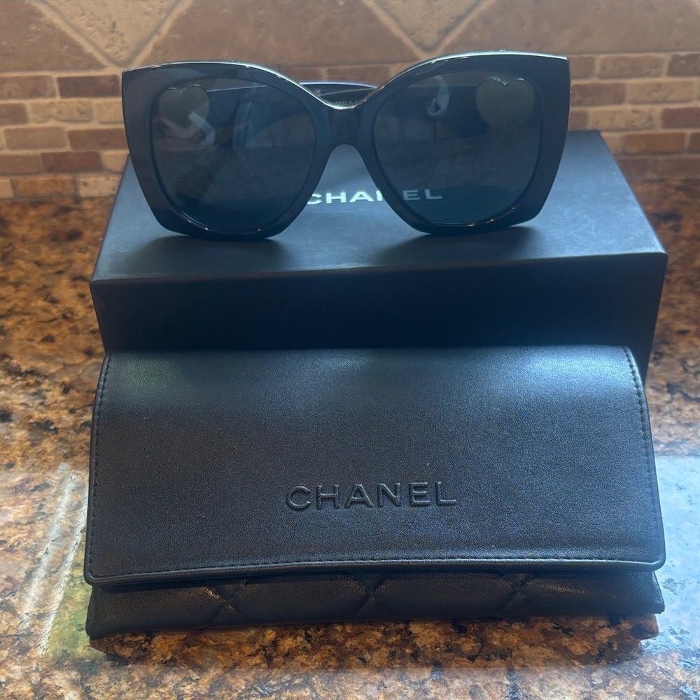 CHANEL Elegant Black Sunglasses